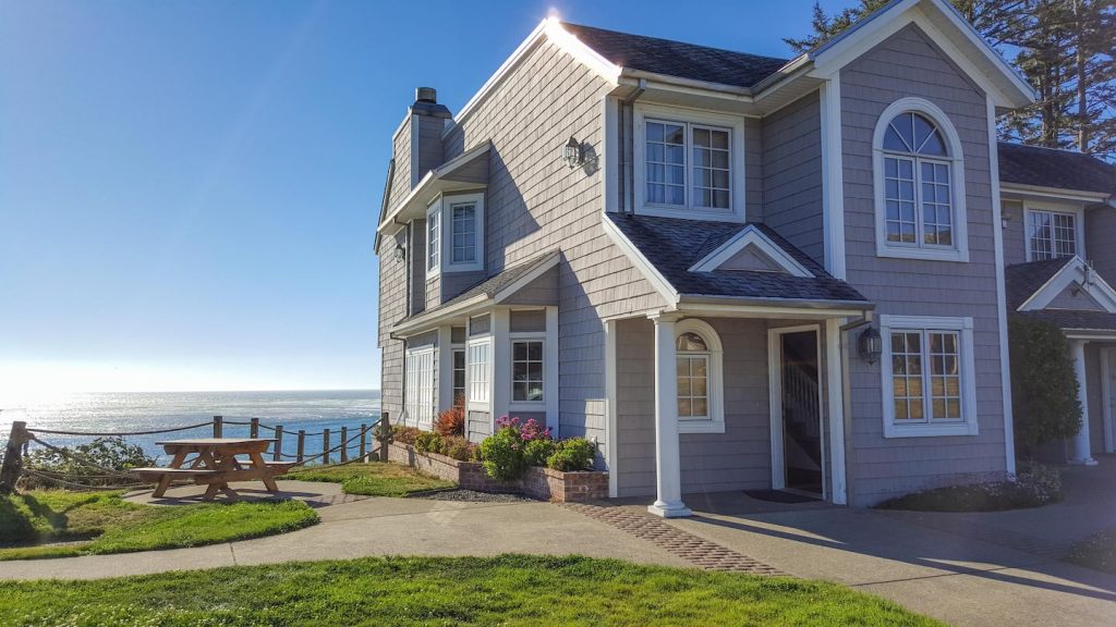 Colonial home overlooking the ocean in Oregon