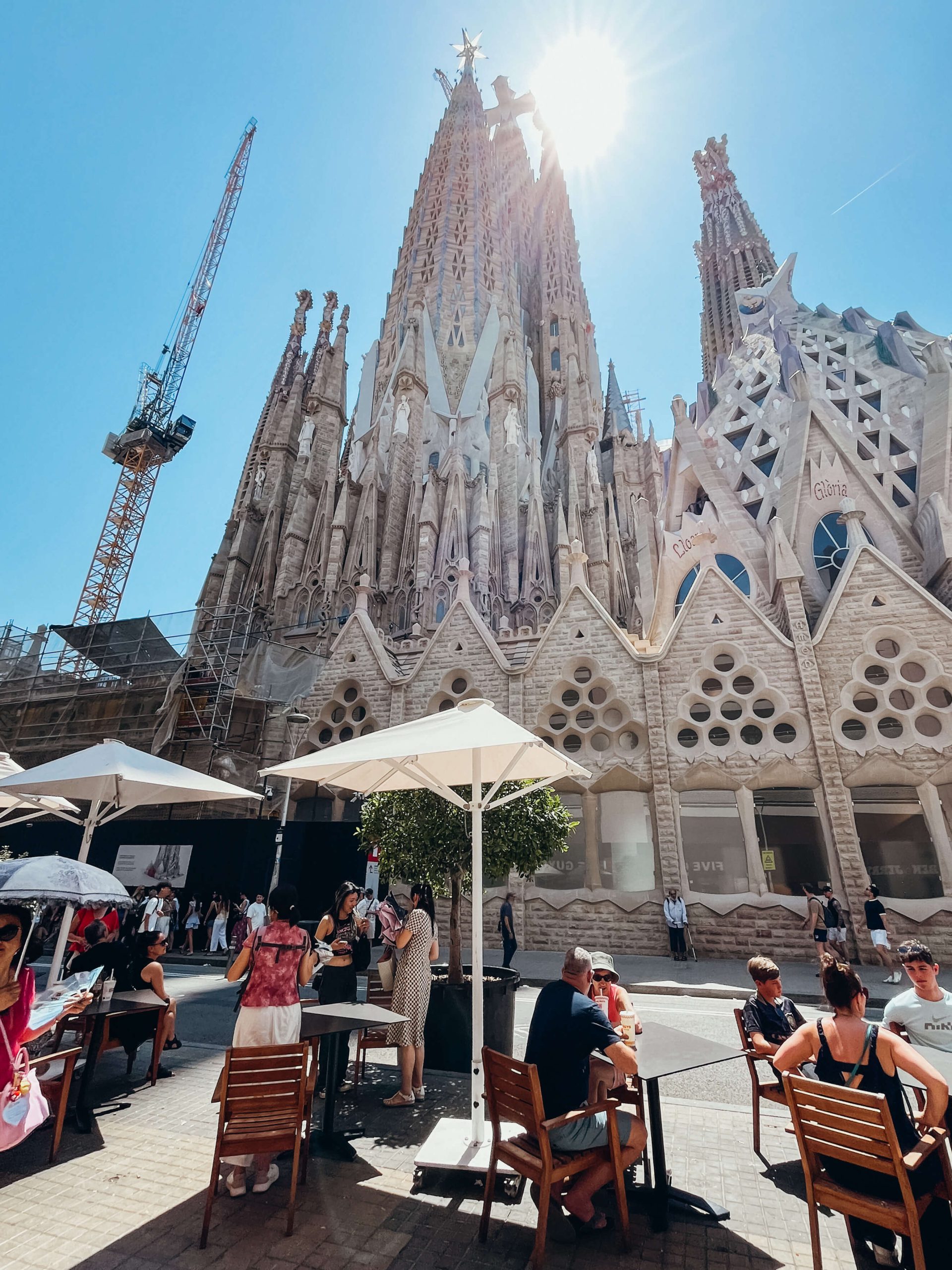 Five Guys tables outside the restaurant with Sagrada Familia views